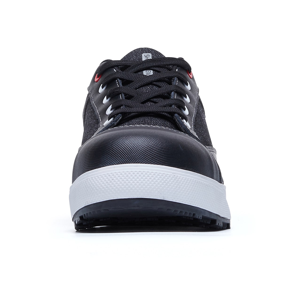 The Fergus Denim from Shoes For Crews is an slip-resistant safety shoe with a waterproof leather upper and a nanocomposite toe cap (200 joules), seen from the front.