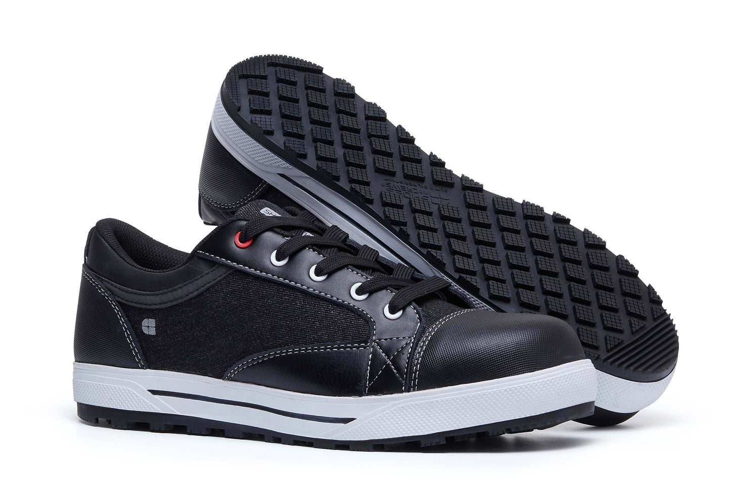 The Fergus Denim from Shoes For Crews is an slip-resistant safety shoe with a waterproof leather upper and a nanocomposite toe cap (200 joules), pair seen from the right side and the sole.