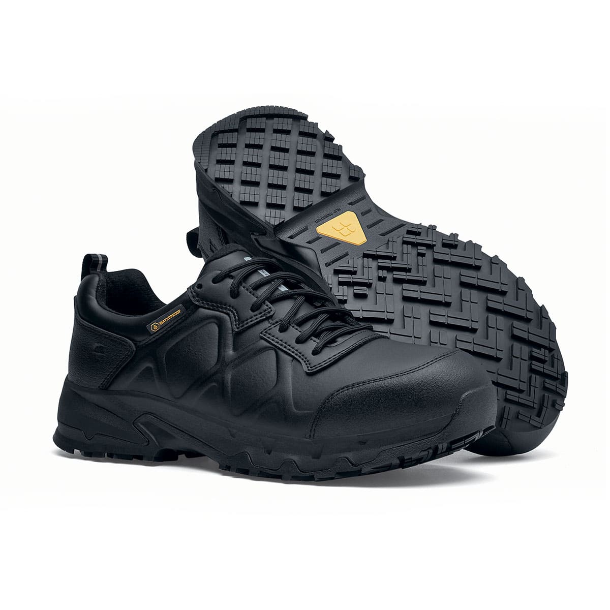 The Callan low-cut shoe is slip-resistant and has a breathable, waterproof upper as well as insulation for cold and heat, pair seen from the right and bottom.