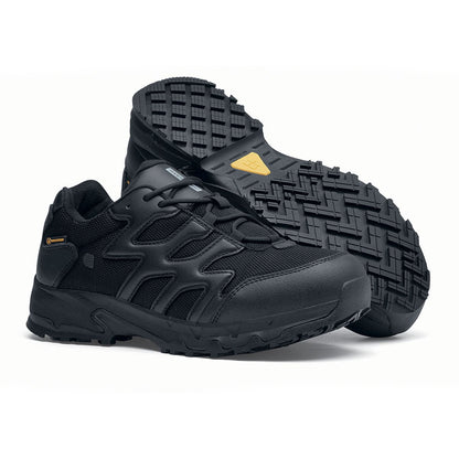 The Carrig Low O2 SRC CI HI ESD from Shoes For Crews is a slip-resistant, waterproof, breathable and lightweight hiker shoe ideal for daily use, pair seen from the right side and the sole.