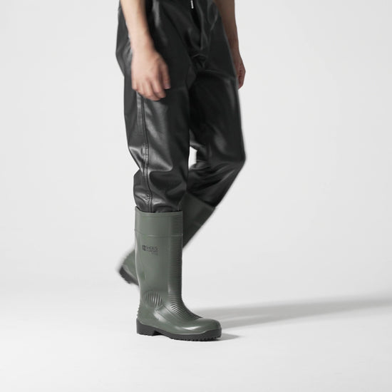 Non-slip green wellington boot with steel toe cap (200 Joules) and water-resistant upper, product video.